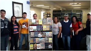 O recebimento dos livros foram saudados por todos os alunos. Foto: Divulgação/ FEA