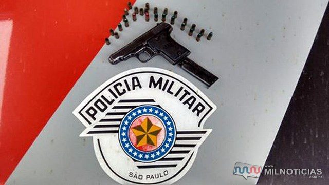 Foram apreendidos uma pistola calibre 7.65, 14 munições intactas, além de 16 cartuchos deflagrados da mesma marca e calibre. Foto: DIVULGAÇÃO/PM
