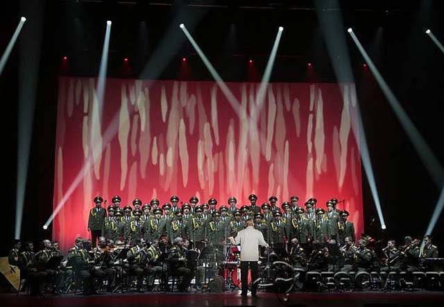 Imagem de 2015 mostra o coral oficial do Exército da Rússia; mais de 60 membros do coral estavam no avião militar russo que caiu neste domingo no Mar Negro (Foto: JACQUES DEMARTHON / AFP)