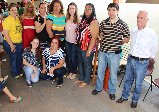 Parte da equipe multidisciplinar do Centro de Atenção Psicossocial I (CAPS I e Saúde Mental), na confraternização de natal. Foto: Secom/Prefeitura