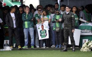 Familiares homenageiam vítimas do acidente com o voo da Chapecoense na arena Condá (Foto: Alan Morici/G1)