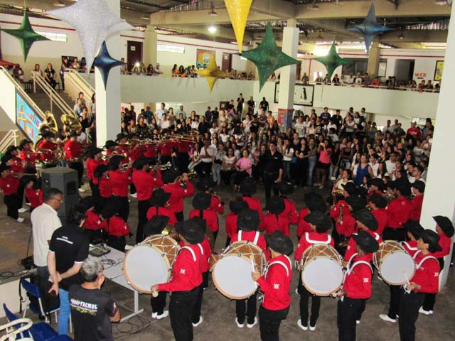 Na culminância das disciplinas eletivas a escola recebe inúmeros visitantes; neste ano a escola contou com a participação da Orquestra de Sopros de Pereira Barreto. Foto: Editora 4