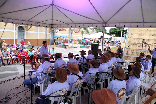 Evento teve muita música e diversão, além de comidas típicas e produtos preparados com base na mandioca. Foto: Secom/Prefeitura