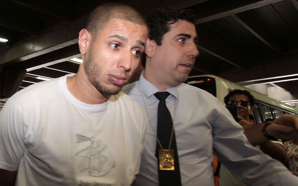 Alípio Rogério Belo dos Santos, de 26 anos, chega à Delegacia de Polícia do Metropolitano (Delpom), no Terminal Barra Funda, na zona oeste de São Paulo (Foto: Felipe Rau/Estadão Conteúdo)