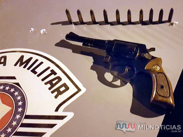 Foram apreendidos um revólver calibre .32mm e 10 munições do mesmo calibre. Foto: DIVULGAÇÃO/PM