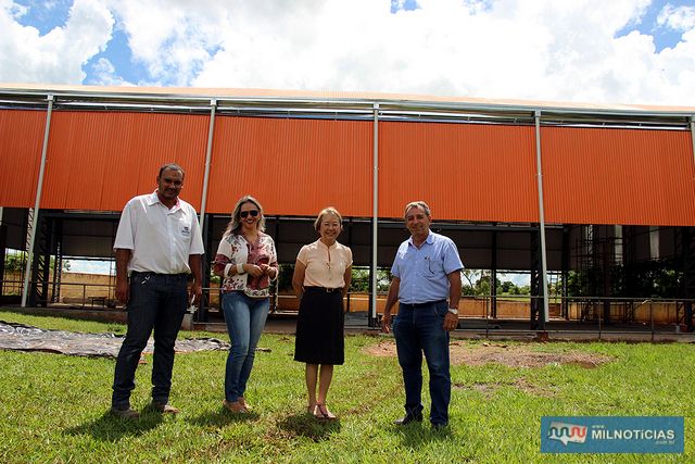 Legenda: Tamiko vistoria obra de construção da quadra da escola Romeu Martins, no núcleo urbano de Planalto. Foto: Secom/ Prefeitura