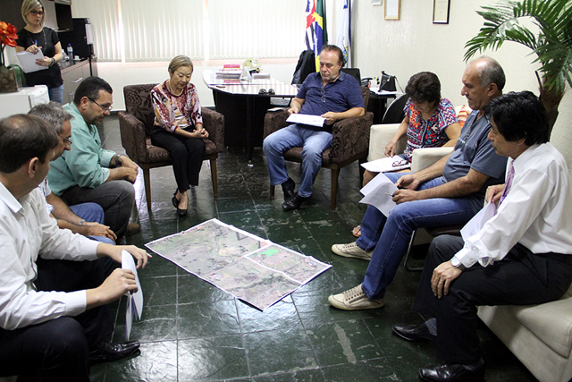 Tamiko se reuniu com proprietários de áreas próximas de um novo loteamento residencial para assinarem termo de anuência. Foto: Secom/Prefeitura