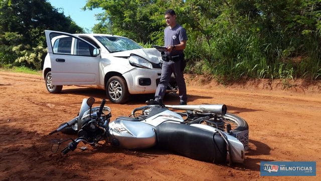 Pancada foi tão forte que arrebentou a frente da moto. Foto: Paparazzinews