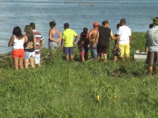 Moradores e familiares foram até o local onde o corpo foi encontrado (Foto: Reprodução/ TV TEM)