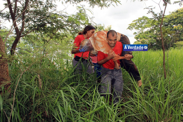 Bombeiro precisou carregar corpo por 20 metros, devido terreno acidentado. Foto: Averdadeonline