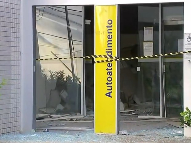 Banco foi alvo de criminosos em Araçariguama (Foto: Reprodução/TV TEM)