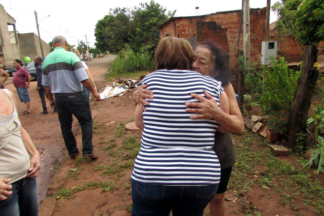 Prefeita Fátima também levou um pouco de calor humano aos atingidos. Foto: Assessoria de Imprensa
