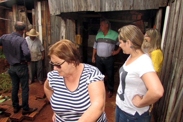 Prefeita Fátima e comitiva visitam famílias atingidas pelas chuvas. Foto: Assessoria de Imprensa