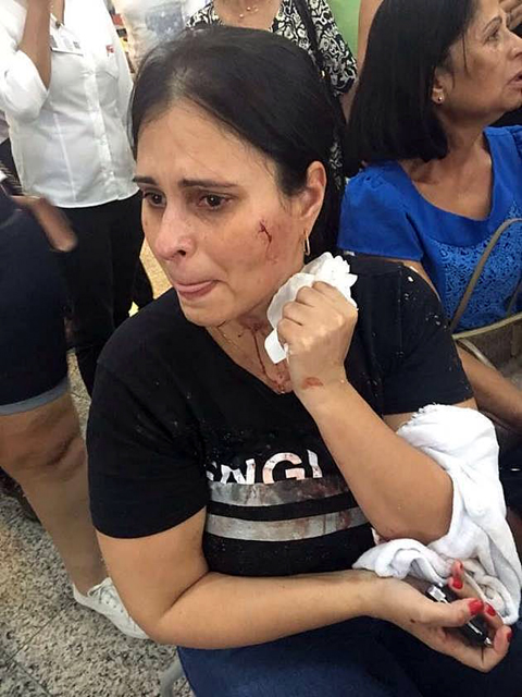 Clientes fotografaram mulher ferida por prato arremessado por delegado após discussão em mercado, neste domingo (Reprodução/WhatsApp)
