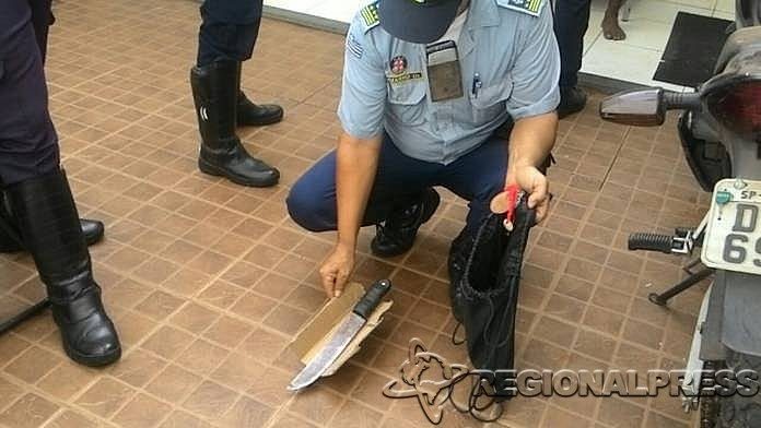 Agentes municipais mostram o facão usado no crime (Fotos: Charles Caleb/RegionalPress)