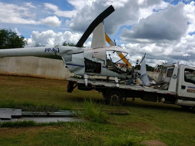 Helicóptero foi retirado com ajuda de um guincho (Foto: Reprodução/ TV TEM)