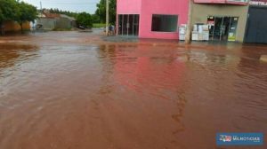 Chuva volumosa que caiu na cidade, inundou ruas, invadiu casas, estragou móveis, roupas, utensílios domésticos. Foto: Whats ap/Divulgação