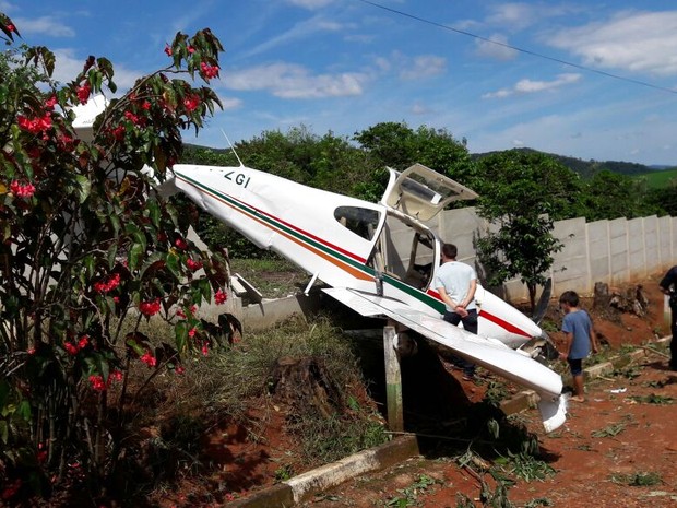 Avião monomotor caiu perto aeroporto em Socorro, SP (Foto: Reprodução / EPTV).