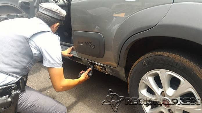 Mercadoria estava escondida em caixa de ar de Fiat Uno (Foto: Divulgação)