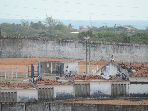 Presos amanhecem no telhado da penitenciária, de Alcaçuz, a maior do Rio Grande do Norte, em rebelião. Quando a Tropa de Choque entrou no presídio, eles já estavam fora dos telhados (Foto: Fred Carvalho/G1)