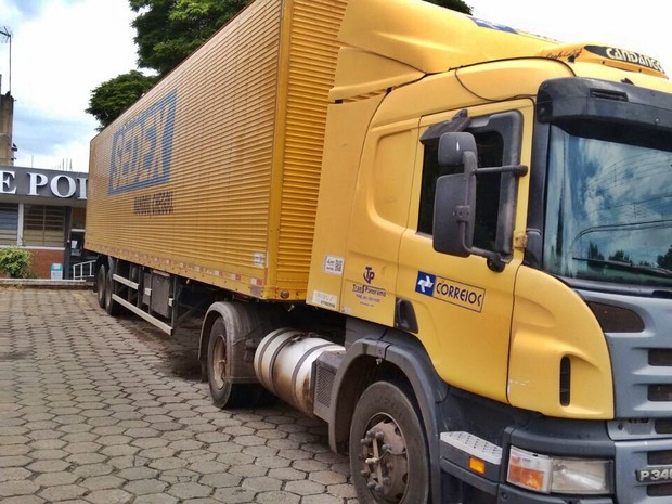 Caminhão dos Correios roubado é encontrado em Porto Ferreira (Foto: Osni Martins/Polícia Militar))