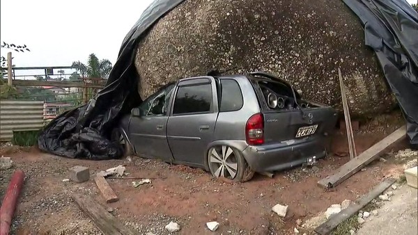 Carro segurou rocha de 70 toneladas e ameaça seis casas em Vargem Grande Paulista (Foto: Reprodução/TV Globo).