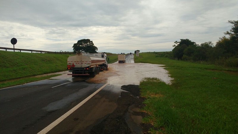 Ponto de alegamento se formou devido as fortes chuvas da madrugada de hoje (Foto: cedida/PM Rodoviária)