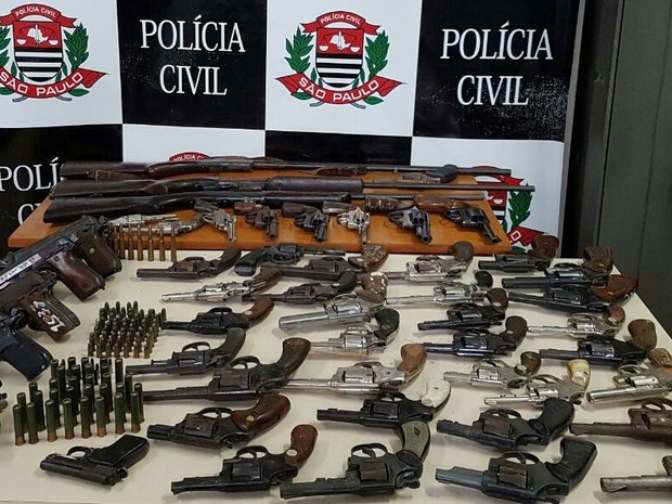 Armas e munições foram apreendidas em São Roque (Foto: Polícia Civil de São Roque/ Divulgação)