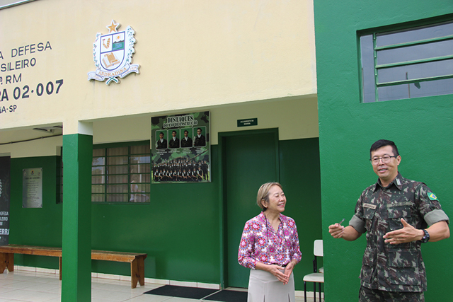 Tamiko com o chefe de instruções do Tiro de Guerra, o subtenente Leonardo Massaaki Minakawa. Foto: Secom/ Prefeitura