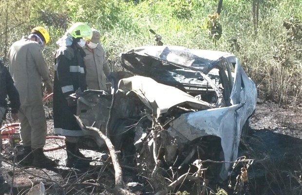 Acidente entre dois carros deixou nove pessoas mortas na BR-020(Foto: Divulgação/Corpo de Bombeiros).