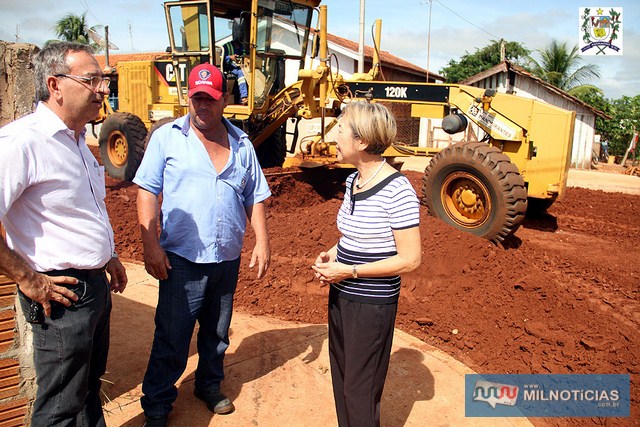 Prefeita Tamiko e secretário de Obras, Ernaldo Calvoso, durante vistoria dos trabalhos de preparação de solo para receber o asfalto. Foto: Secom/Prefeito