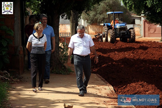 Prefeita Tamiko e secretário de Obras, Ernaldo Calvoso, durante vistoria dos trabalhos de preparação de solo para receber o asfalto. Foto: Secom/Prefeito