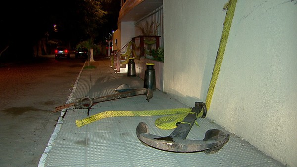 Âncora de cerca de 200 quilos caiu sobre a criança, no bairro do Bongi, no Recife (Foto: Reprodução TV Globo).