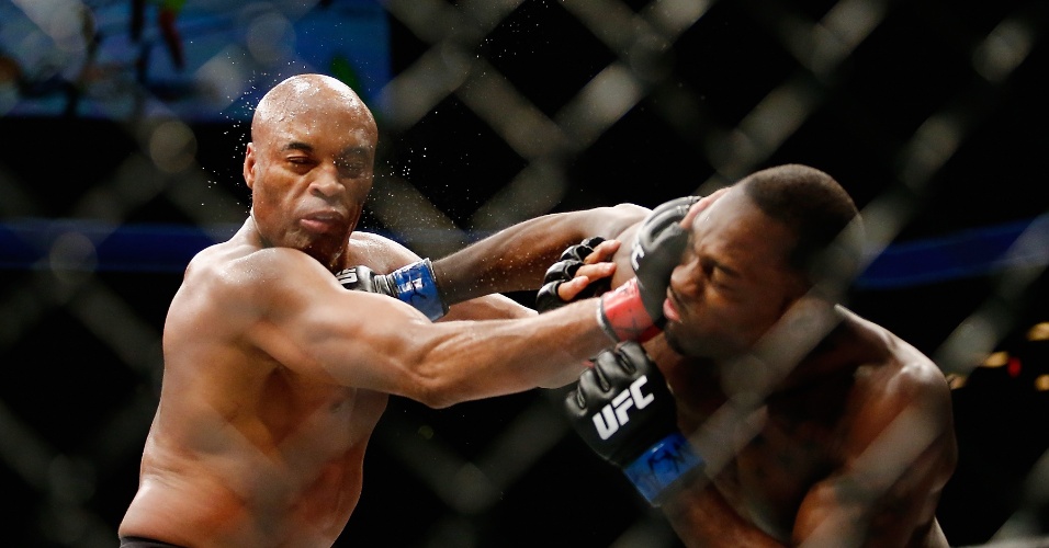 O brasileiro Anderson Silva quebrou jejum de quase cinco anos e voltou a vencer no UFC (Getty Images)