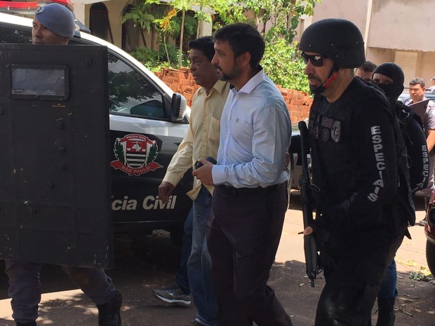 Homem se entregou à polícia depois de 3h de negociações (Foto: Heloise Hamada/G1).