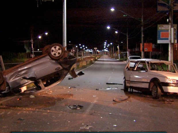 Um dos carros capotou com a força da batida, na Avenida da FEB, em Várzea Grande (Foto: Reprodução/TVCA).
