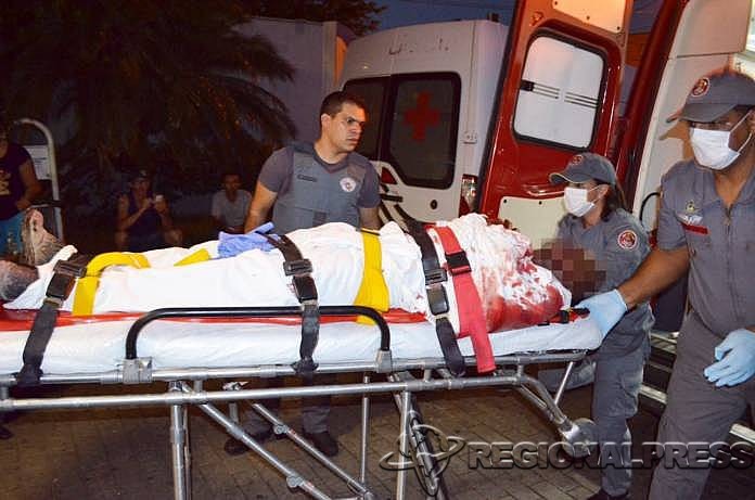 Momento em que baleado deu entrada no Santa Casa de Araçatuba (Foto: Regional Press)
