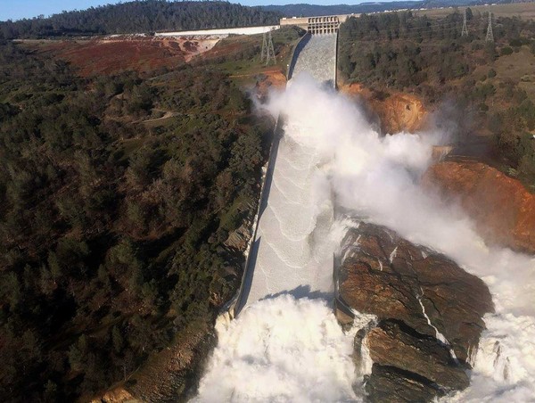 Dano em vertedouro da barrage de Oroville, na Califórnia, Estados Unidos, em registro feito no sábado (11) (Foto: California Department of Water Resources/William Croyle/ Reuters ).