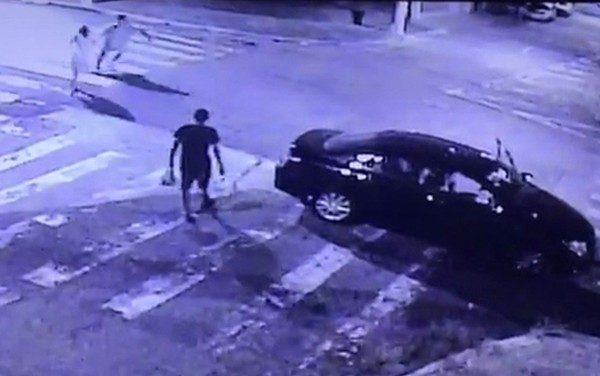 Câmera de segurança mostra mulher que após sair do carro correu atrás para agredir o namorado (Foto: TV Globo/Reprodução).