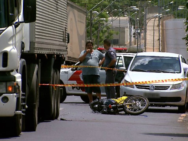 Motociclista de 24 anos morre após bater em carro e cair embaixo de caminhão (Foto: Fábio Júnior/EPTV).