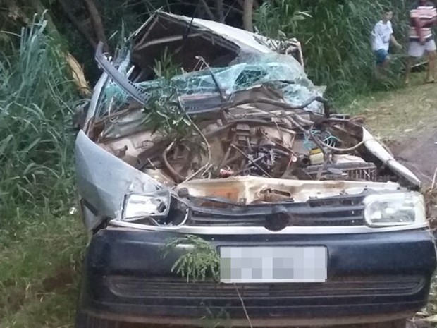 Carro ficou completamente destruído (Foto: Reprodução/TV Tem).