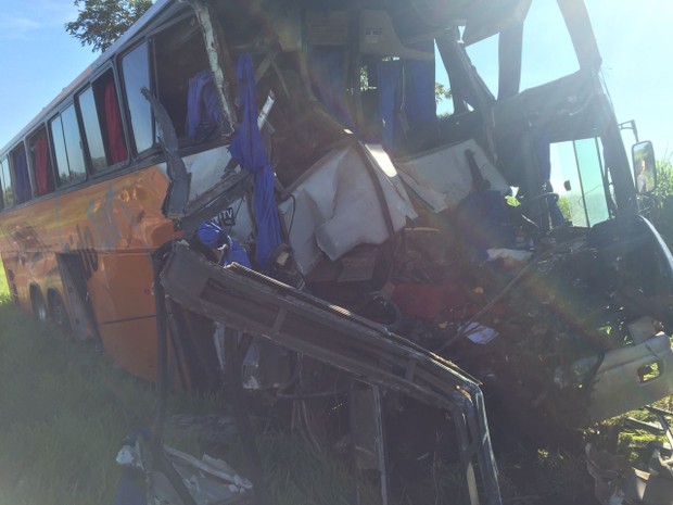 Colisão frontal entre os dois ônibus deixou oito mortos e 46 feridos na SP-563 (Foto: Mateus Tarifa/TV Fronteira).