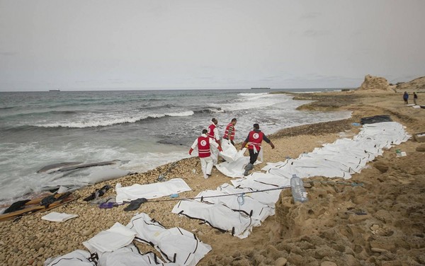 Corpos foram encontrados em uma praia do oeste de Trípoli (Foto: Reprodução/Twitter/IFRC MENA).