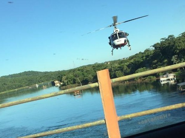 Helicóptero Águia da Polícia Militar ajuda nas buscas pelos fugitivos (Foto: NotÍcias Noroeste ).