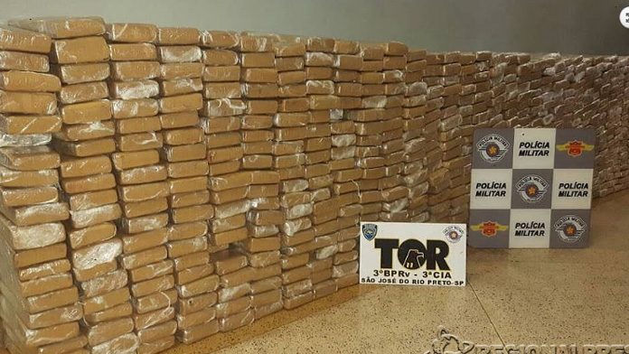 Foram apreendidos 679 “tijolos” de maconha totalizando 782 Kg da droga. Foto: Polícia Rodoviária