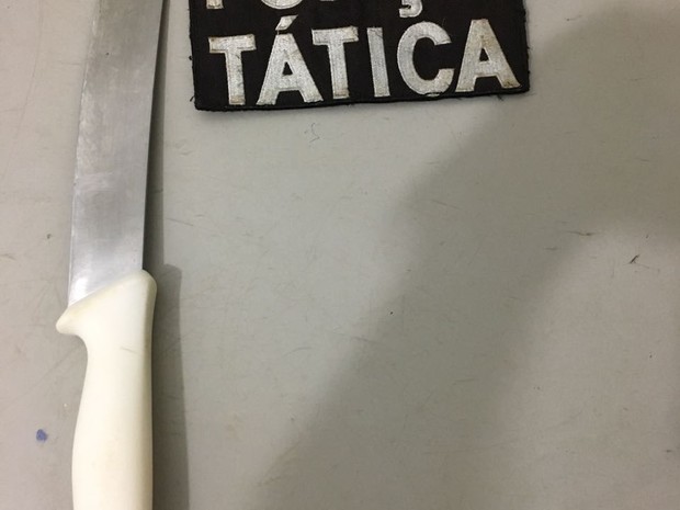 Faca usada para matar homem em Dourados foi apreendida (Foto: PM/ Divulgação).