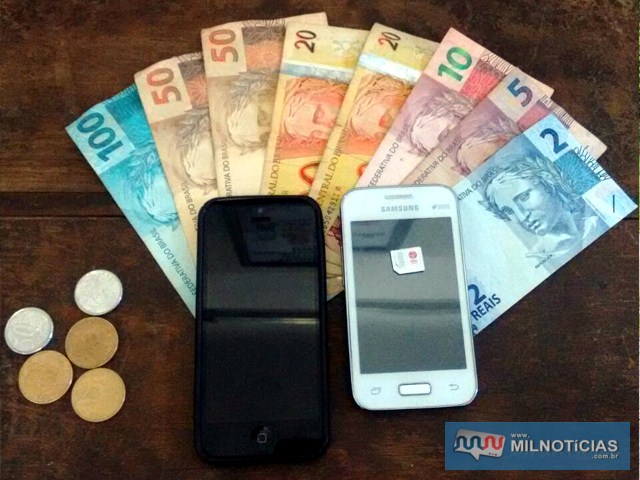 Foram apreendidos um Iphone 5, um smartphone Samsung e R$ 258,00. Foto: DIVULGAÇÃO/PM