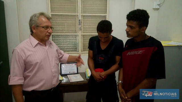 Delegado Tadeu conversa com os dois acusados, ‘Luquinha’ ©, e Patrick, para apurar a participação de cada um no crime. Foto: Polícia Civil/Divulgação