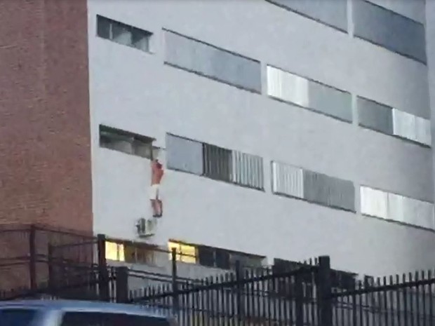 Homem tenta fugir de hospital pela janela em Marília (Foto: Paulo César Medeiros/ Arquivo pessoal ).