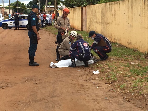 Samu constatou morte do idoso e verificou 10 ferimentos (Foto: Alexandre Cabral/ TV Morena).